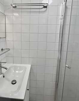 Glazen douchewand en nieuwe wasbak